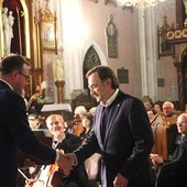 Dyplom i medal Prezydenta Miasta Radomia odebrał Zbigniew Skuza. Z lewej Radosław Witkowski