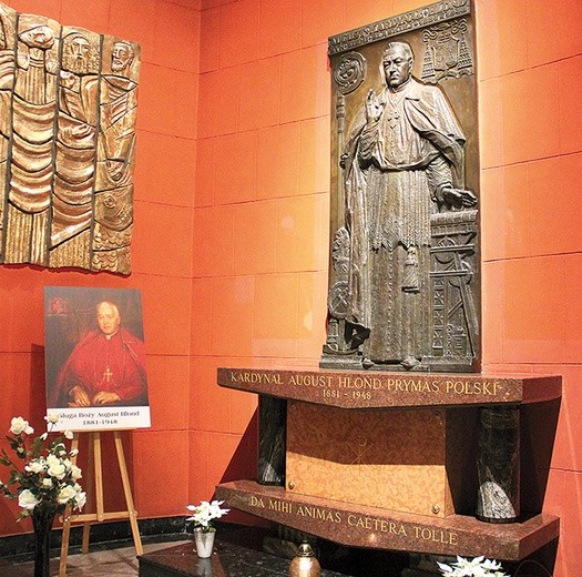 Grobowiec kardynała w warszawskiej bazylice archikatedralnej.