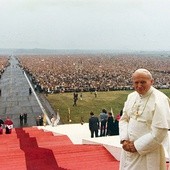 ▲	Jan Paweł II na katowickim Muchowcu 20 czerwca 1983 r. 