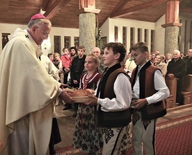 Najmłodsi parafianie pozdrawiają metropolitę krakowskiego. 