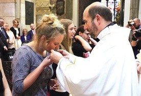Młodzi Dolnoślązacy nie boją się wyjeżdżać na misje. Na zdjęciu: przyjęcie krzyża misyjnego przez wolontariuszkę podczas rozesłania w archikatedrze wrocławskiej.