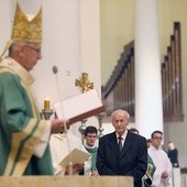 Nagrodę Lux ex Silesia prof. Mieczysławowi Chorążemu wręczył metropolita katowicki abp Wiktor Skworc.