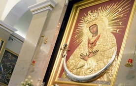 Na obraz Matki Bożej Ostrobramskiej w Skarżysku-Kamiennej w 2005 r. została nałożona korona, którą poświęcił Jan Paweł II
