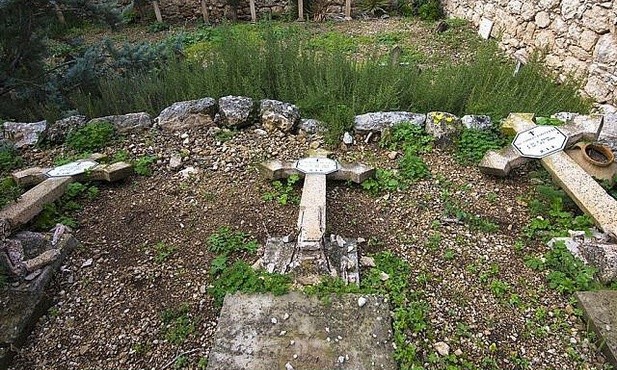 Wandale zniszczyli nagrobki na katolickim cmentarzu pod Jerozolimą