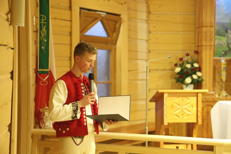 Poświęcenie odbudowanego po pożarze kościoła na Stecówce