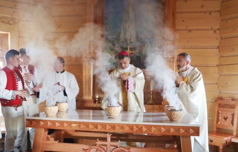 Poświęcenie odbudowanego po pożarze kościoła na Stecówce