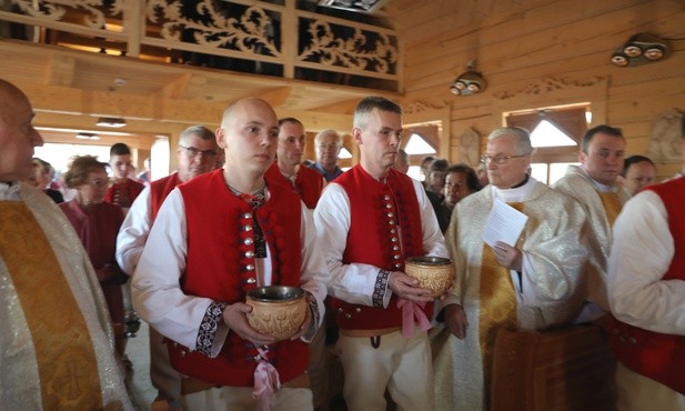 W wyjątkowym, historycznym dniu wielu parafian założyło uroczyste, tradycyjne stroje