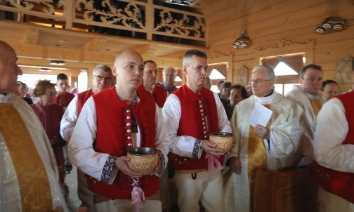 W wyjątkowym, historycznym dniu wielu parafian założyło uroczyste, tradycyjne stroje