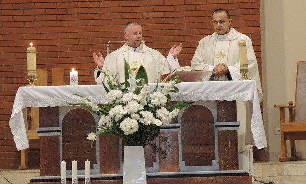 Ks. Paweł Mielecki (L) i ks. Jacek Moskal podczas Eucharystii dla Domowego Kościoła w Hermanicach