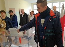 W województwie mazowieckim zanotowano rekordową frekwencję wyborczą. Według wstępnych danych na wybory poszło 55,84 proc. uprawnionych 