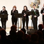 Zespół Spirituals Singers Band est najdłużej istniejącym zespołem wokalnym w Polsce, specjalizującym się w wykonaniach a cappella pieśni negro spirituals