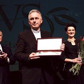 ▲	Gala, podczas której ks. Mieczysław Puzewicz odebrał nagrodę, odbyła się w krakowskim Teatrze im. J. Słowackiego.