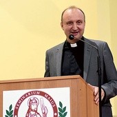 Wykładowca PWTW we Wrocławiu i Uniwersytetu Wrocławskiego podczas wykładu w świdnickim seminarium.