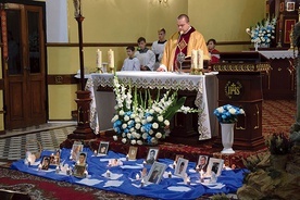 Przed ołtarzem ustawiono zdjęcia osób, w intencji których się modlono.