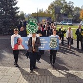 W marszu wzięła  udział cała społeczność szkoły sportowej im. Jana Pawła II.