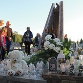 Miejsce pamięci dzieci utraconych na mościckim cmentarzu jest także pomnikiem, który upamiętnia „aniołki”.