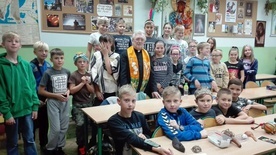 Ks. Tadeusz Faryś w czasie katechezy o misjach.