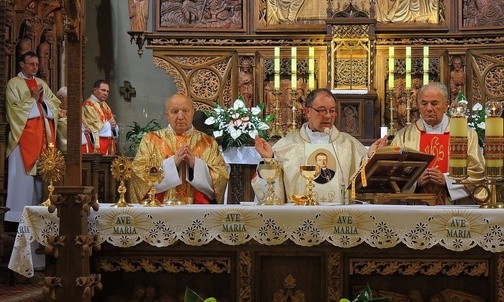 Od lewej: ks. infułat Władysław Fidelus, ks. Stanisław Rozner i ks. prałat Michał Boguta podczas odpustowej liturgii w Wilamowicach