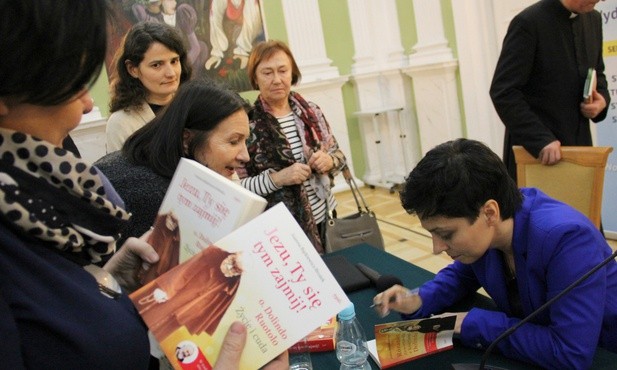 Po spotkaniu Joanna Bątkiewicz-Brożek podpisywała swoje książki o ks. Dolindo