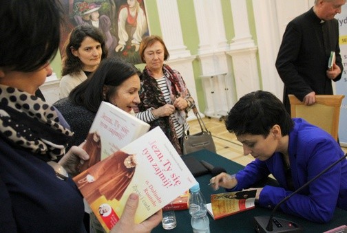 Po spotkaniu Joanna Bątkiewicz-Brożek podpisywała swoje książki o ks. Dolindo