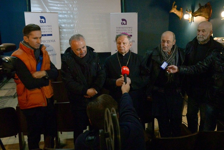 O filmie i ks. Romanie Kotlarzu mówią (od lewej): Marcin Bosak, Jacek Gwizdała, bp Henryk Tomasik, Piotr Fronczewski i Wojciech Pestka, autor scenariusza