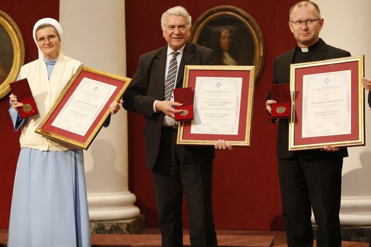 Nagrodzony prof. Wacław Leszek Nahorski (w środku)