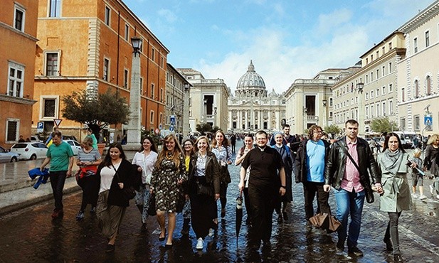 Polska grupa podążająca  za ks. Emilem Parafiniukiem wzdłuż Via della Conciliazione w Rzymie.