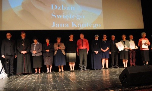 Laureaci i nominowani do nagrody bielsko-żywieckiej Caritas podczas gali w Kętach