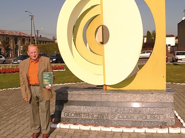 Stanisław Cisak ponad 50 lat temu nadzorował wykonanie pomnika w centrum miejscowości.