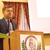 Grzegorz Górny w czasie wykładu dla młodzieży.