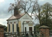Kaplica – grobowiec rodziny Duniewskich, dawnych właścicieli majątku Podzamcze.
