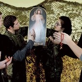 Członkowie grupy przed obrazem Jezusa Miłosiernego.