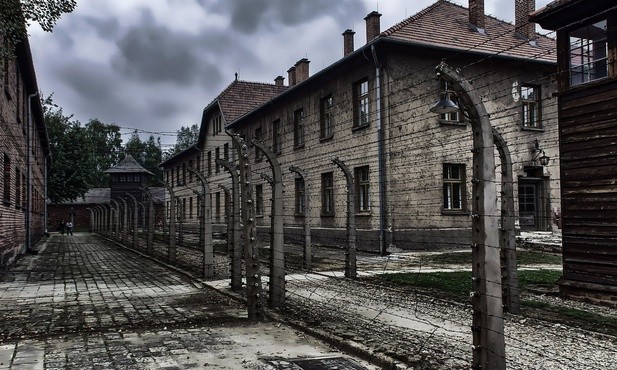 "Rz": Chcą zarobić na tragedii w Auschwitz
