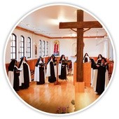 W trakcie codziennej liturgii brzmią własne kompozycje sióstr – muzyka, której nie chce się przestać słuchać.
