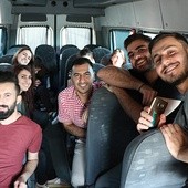 Grupa młodych  irackich chrześcijan  w drodze do Kirsehir  po tygodniowym kursie formacyjnym  z bp. Paolo Bizzetim.