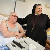 Pan Antoni, czekając na papieża, dostał sił do dalszego życia. Siostra Michaela nieustannie wspiera chorych.