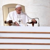 Papież: Wielu zmarłych także oczekuje naszego duchowego wsparcia
