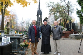 Do wsparcia odnowy zabytkowych nagrobków zachęcają (od lewej): Sławomir Adamiec, ks. Andrzej Tuszyński i Jerzy Przyborowski