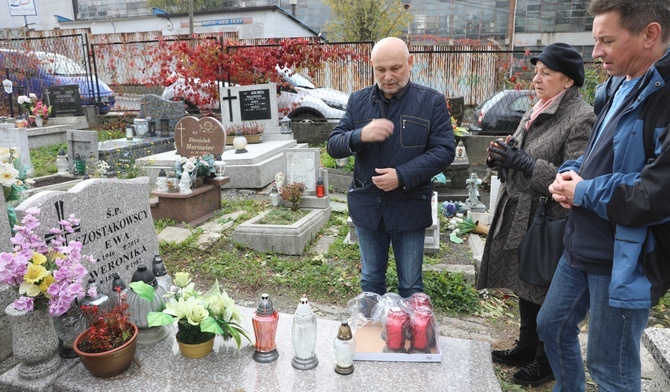 Delegacja stowarzyszenia Podbeskidzie - Wspólna Pamięć złożyła tabliczki, znicze i modliła się nad grobami opozycjonistów