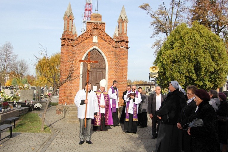 Msza św. na cmentarzu katedralnym w Łowiczu