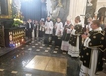Pod konfesją św. Stanisława spoczywają kardynałowie Adam Stefan Sapieha i Franciszek Macharski