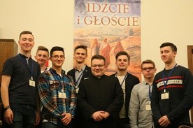 Ks. Marcin Grzesiak wśród ceremoniarzy, którzy posługują na trzeciej edycji kursu