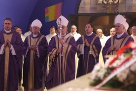 Modlitwa za zmarłych biskupów oraz diecezjan w katedrze