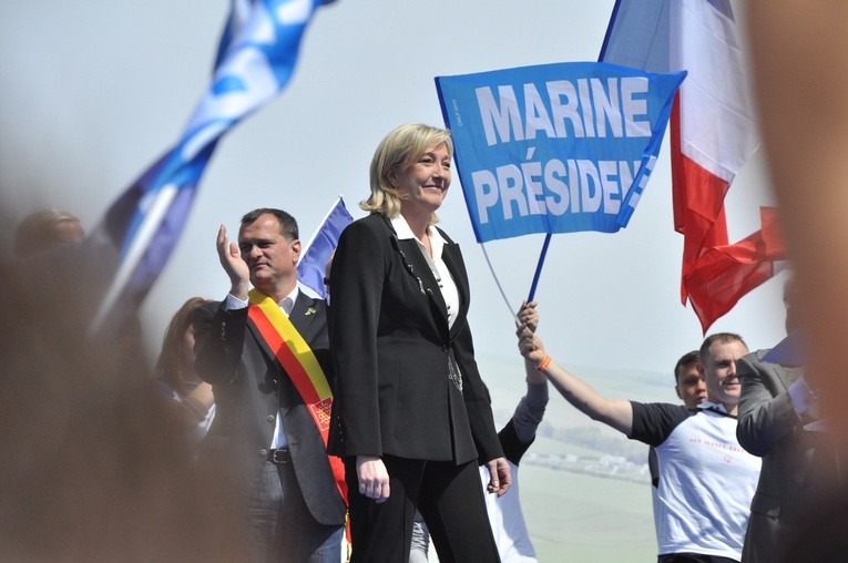 Partia Le Pen wyprzedza partię Macrona w sondażach
