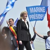 Partia Le Pen wyprzedza partię Macrona w sondażach