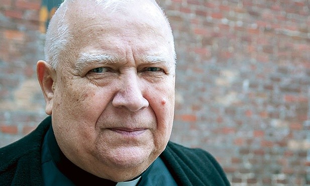 Marian Klubiński święcenia przyjął 9 lat temu. Ma 76 lat, jest wdowcem, ojcem i dziadkiem.