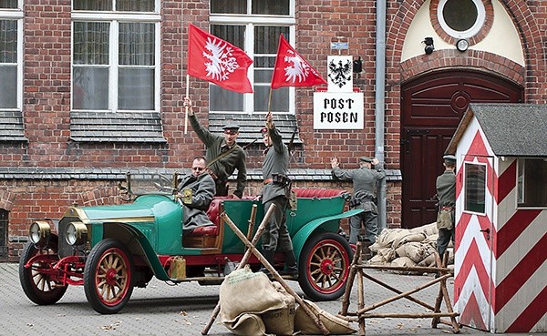 Polska flaga załopotała nad powstańczymi oddziałami. 