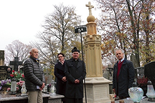 ▲	Przy odnowionym nagrobku (od lewej): Jerzy Przyborowski, przewodniczący komitetu, Edyta Sitarska, dyrektor radomskiej nekropolii, ks. Andrzej Tuszyński i Sławomir Adamiec.