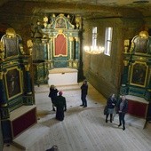Anonimowy autor polichromii wykreował w drewnianym kościele wizerunek bogatego, barokowego wnętrza świątyni murowanej