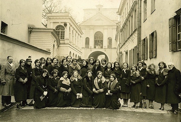 ▲	Zdjęcie ze zbiorów Henryki Kalickiej. Wycieczka klasowa do Ostrej Bramy w Wilnie (rok 1935).